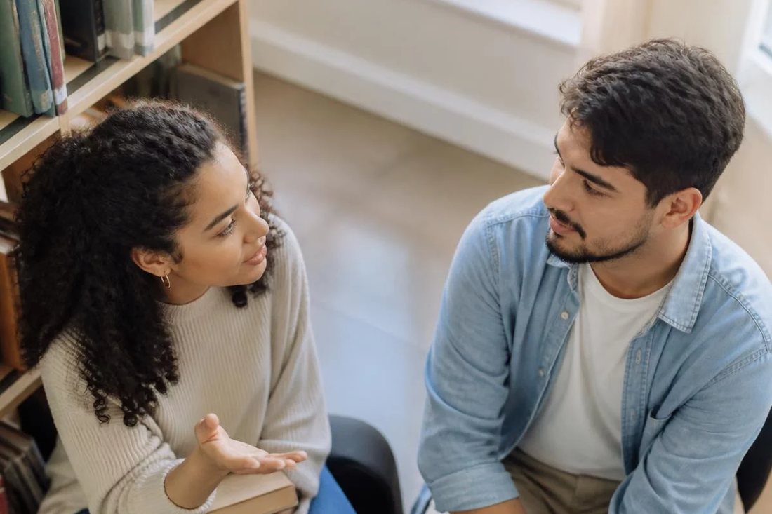 Roda de conversa com folhas de anotação espalhadas pelo tampo da mesa