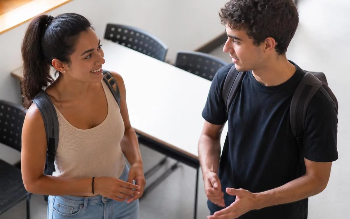 Pequeno grupo com folhas impressas na mão, sentado em volta da mesa de reunião